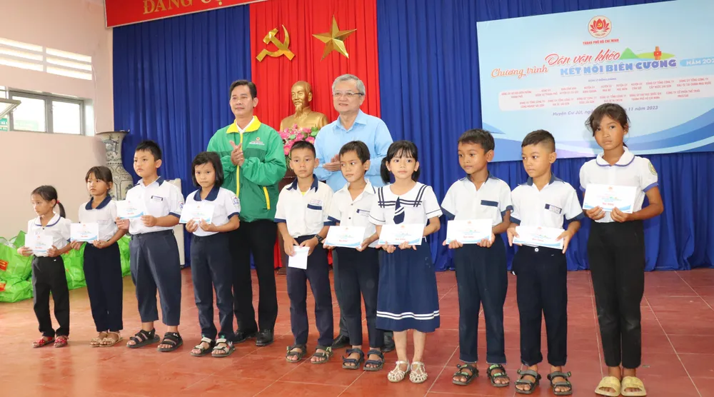 Niềm vui của học sinh thị trấn Ea T’Ling, huyện Cư Jút khi nhận được phần học bổng do đoàn trao tặng Niềm vui của học sinh thị trấn Ea T’Ling, huyện Cư Jút khi nhận được phần học bổng do đoàn trao tặng