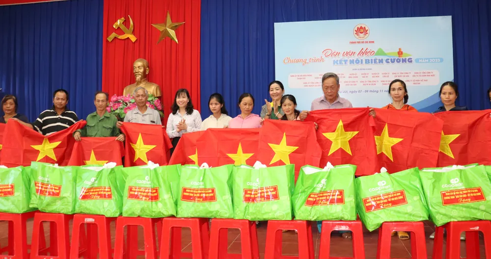 Phó Trưởng Ban Thường trực Ban Dân vận Thành ủy TPHCM Nguyễn Thị Bạch Mai trao tặng cờ Tổ quốc và quà cho người dân thị trấn Ea T’Ling, huyện Cư Jút (tỉnh Đắk Nông) Phó Trưởng Ban Thường trực Ban Dân vận Thành ủy TPHCM Nguyễn Thị Bạch Mai trao tặng cờ Tổ quốc và quà cho người dân thị trấn Ea T’Ling, huyện Cư Jút (tỉnh Đắk Nông)