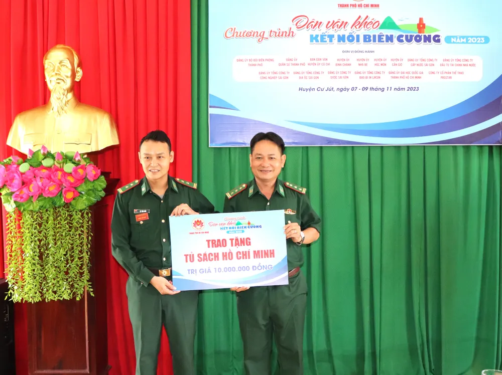 Phó Chủ nhiệm Chính trị Bộ đội Biên phòng TPHCM Nguyễn Hùng Vương trao tặng tủ sách Hồ Chí Minh đến Đồn Biên phòng Đắk Ken