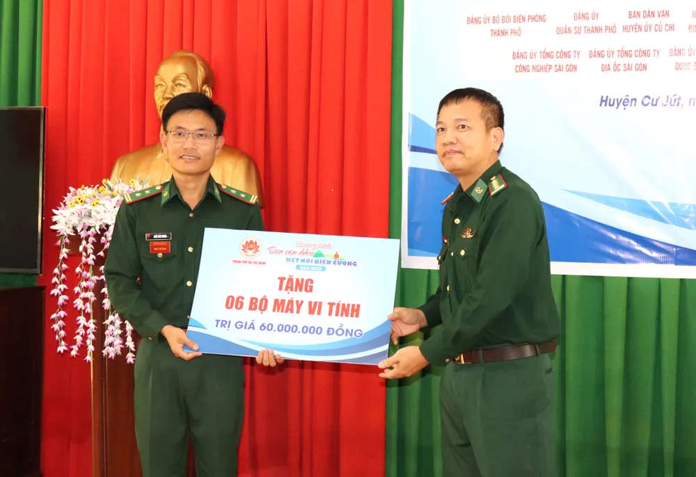 Đoàn trao máy vi tính đến cán bộ, chiến sĩ Đồn Biên phòng Nậm Na