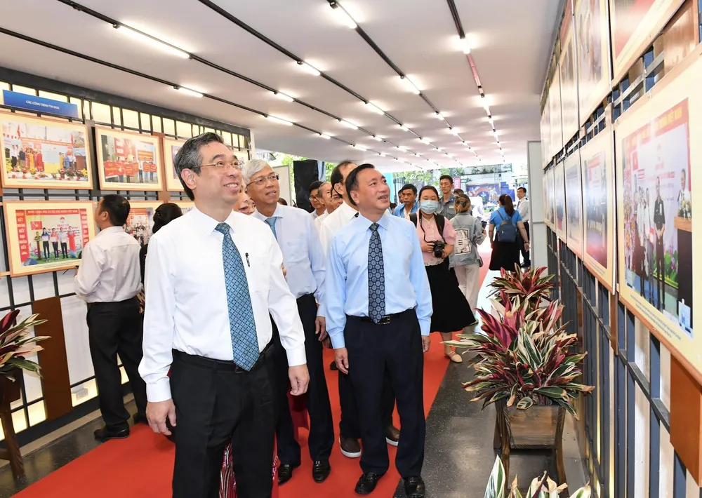 Phó Bí thư Thành ủy TPHCM Nguyễn Phước Lộc tham quan không gian triển lãm tại ngày hội. Ảnh VIỆT DŨNG