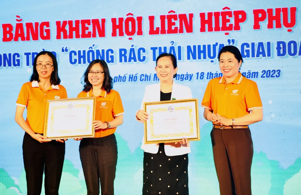 Tập thể và cá nhân nhận Bằng khen của Trung ương Hội LHPN Việt Nam