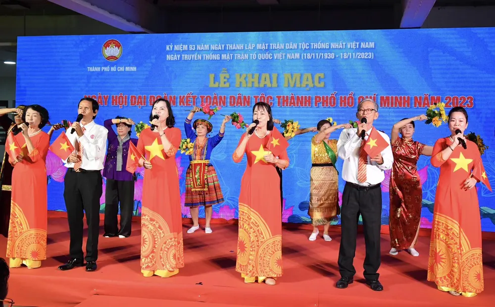 Một tiết mục biểu diễn văn nghệ do đồng bào các dân tộc tại TPHCM thực hiện. Ảnh: VIỆT DŨNG