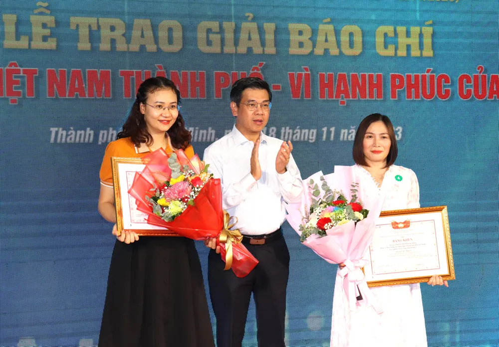 Phó Chủ tịch UBND TPHCM Nguyễn Văn Dũng trao giải Nhì (bảng A) đến các tác giả. Ảnh: LONG HỒ Phó Chủ tịch UBND TPHCM Nguyễn Văn Dũng trao giải Nhì (bảng A) đến các tác giả. Ảnh: LONG HỒ