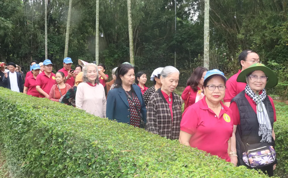 Với nhiều thành viên trong đoàn, đây là lần đầu tiên được đặt chân đến quê hương Bác