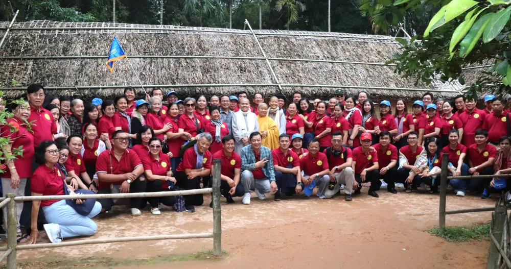 Đoàn đến quê nội của Bác và chụp ảnh lưu niệm trước căn nhà ba gian của cụ Phó bảng Nguyễn Sinh Sắc