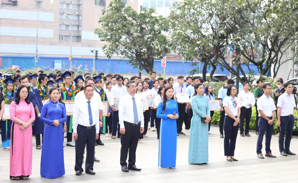 Các đồng chí lãnh đạo Trung ương Đoàn và lãnh đạo TPHCM cùng các thủ khoa, học sinh 3 rèn luyện báo công lên Bác tại Tượng đài Chủ tịch Hồ Chí Minh