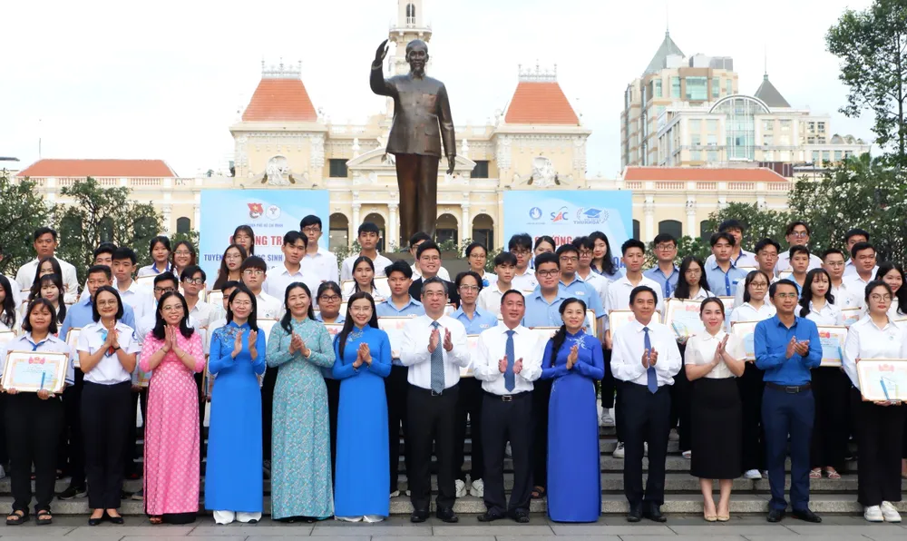 Chủ tịch Hội đồng Đội Trung ương Nguyễn Phạm Duy Trang và Phó Bí thư Thành ủy TPHCM Nguyễn Phước Lộc tuyên dương danh hiệu “Học sinh 3 rèn luyện TPHCM” năm học 2022–2023