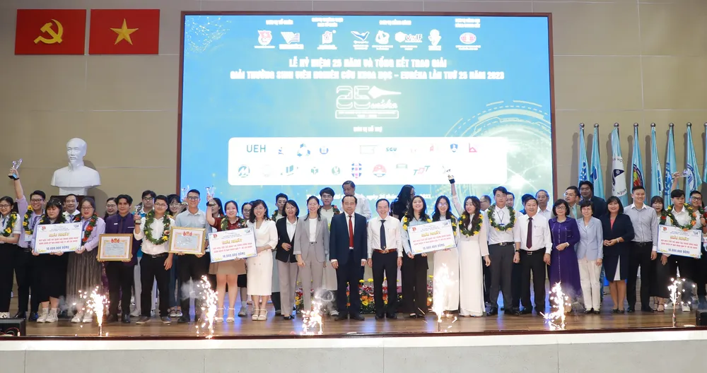 Giám đốc ĐH Quốc gia TPHCM Vũ Hải Quân chúc mừng các đề tài đoạt giải