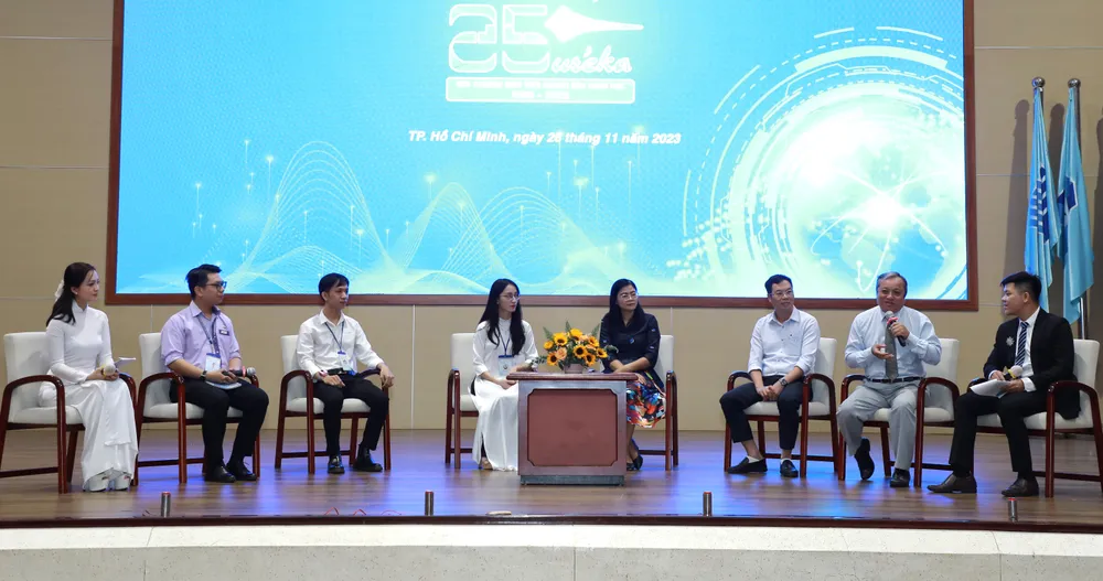 Các chuyên gia cùng thí sinh giao lưu tại vòng chung kết trao giải thưởng