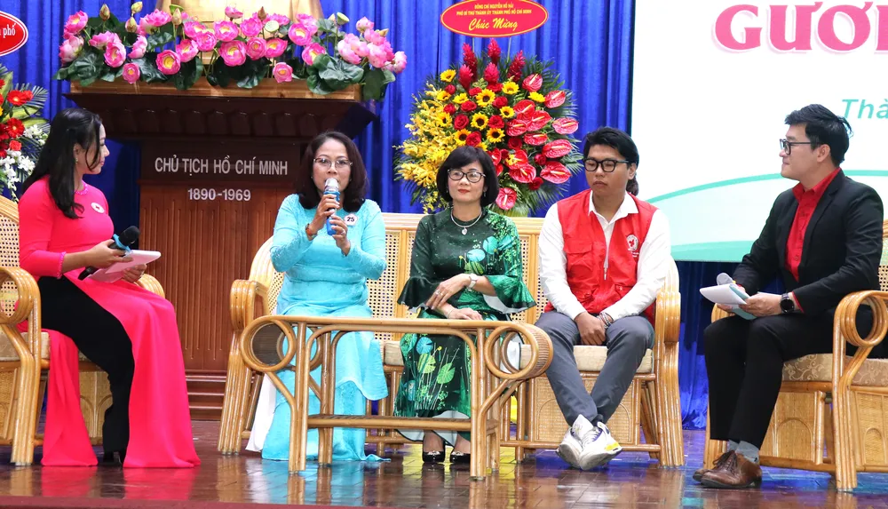 Các tập thể, cá nhân giao lưu tại lễ kỷ niệm