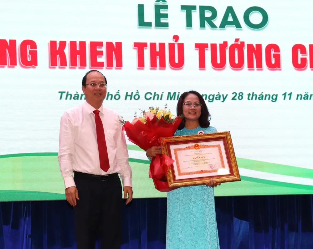 Phó Bí thư Thành ủy TPHCM Nguyễn Hồ Hải trao Bằng khen của Thủ tướng Chính phủ cho tập thể Công ty TNHH MTV Xổ số kiến thiết TPHCM