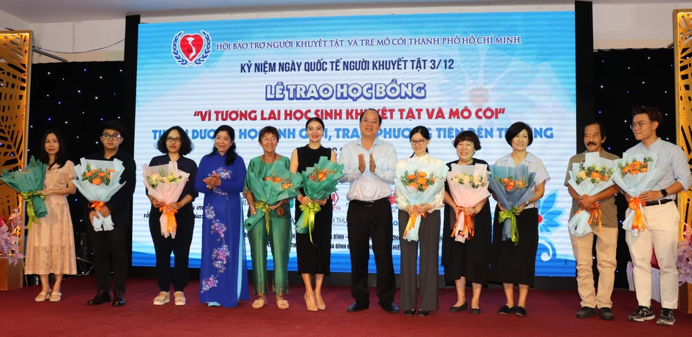Phó Bí thư Thành ủy TPHCM Nguyễn Hồ Hải và Chủ tịch Hội Bảo trợ người khuyết tật và trẻ mồ côi TPHCM Nguyễn Thị Bích Ngọc cảm ơn các đơn vị tài trợ img-8352-245.jpg