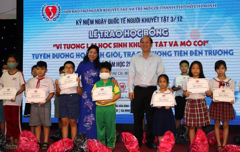 Phó Bí thư Thành ủy TPHCM Nguyễn Hồ Hải trao học bổng đến các em mồ côi, khuyết tật img-8365-4615.jpg