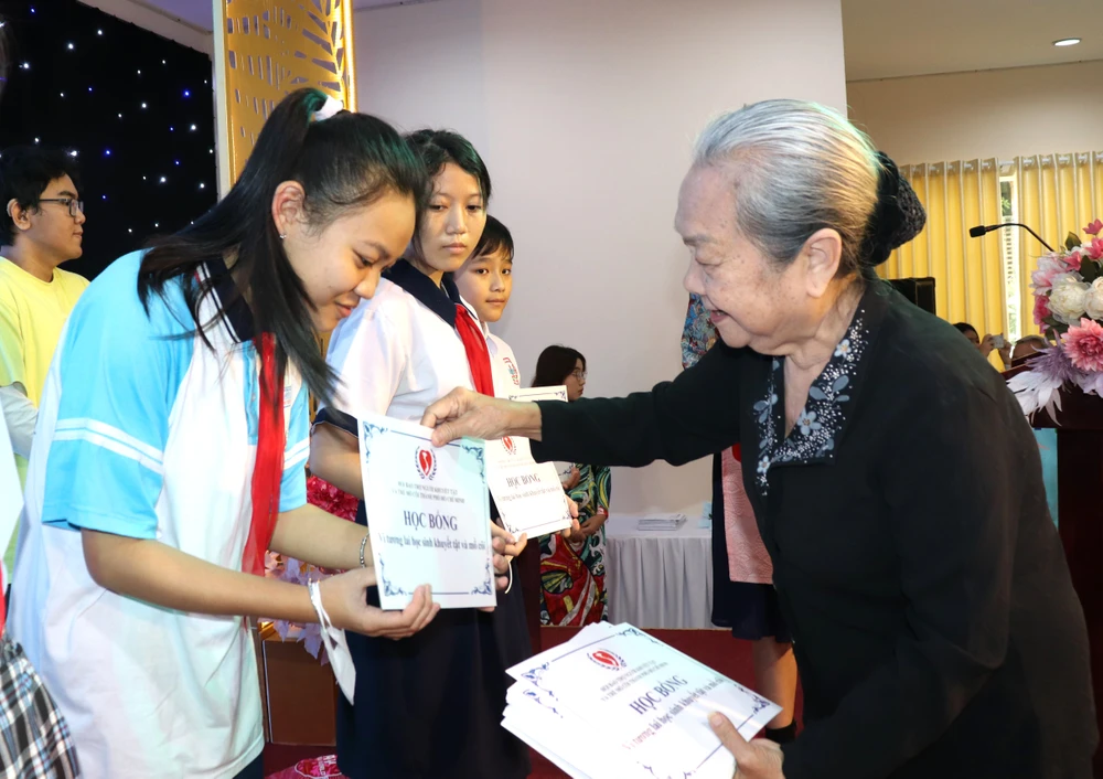 Bà Hoàng Thị Khánh, Chủ tịch danh dự Hội Bảo trợ Người khuyết tật và trẻ mồ côi TPHCM trao học bổng đến trẻ mồ côi img-8373-8649.jpg