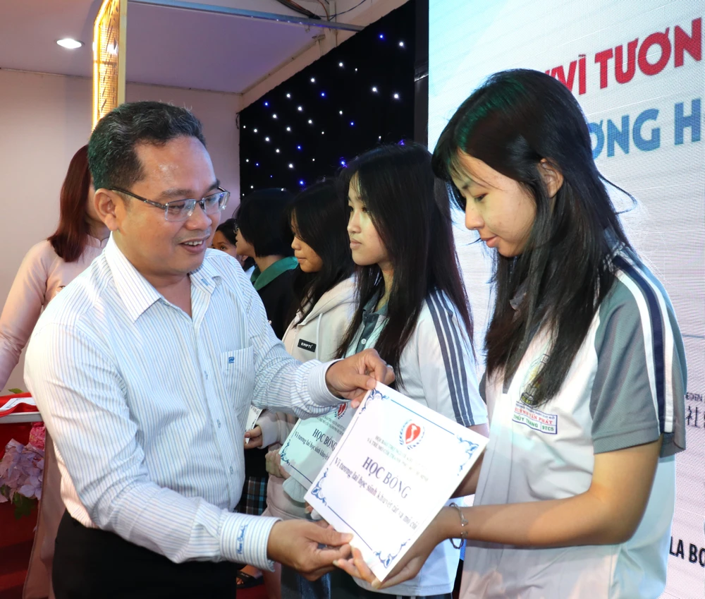 Phó Chủ tịch Ủy ban MTTQ Việt Nam TPHCM Phạm Minh Tuấn trao học bổng trẻ khuyết tật, mồ côi img-8375-360.jpg
