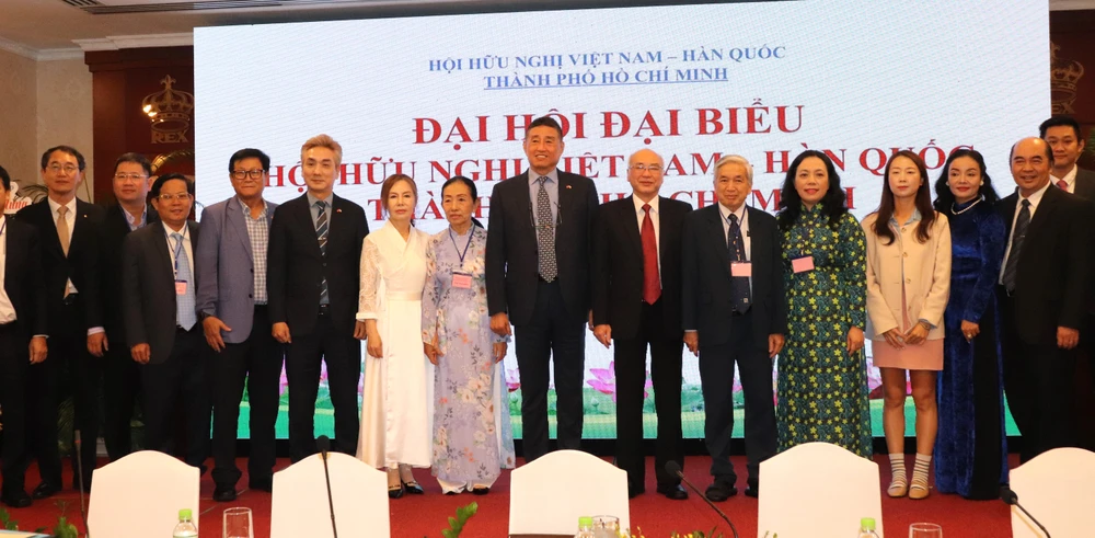 Ban Chấp hành nhiệm kỳ 2023-2028 chụp hình cùng các đại biểu tham dự đại hội hinh-3294.jpg