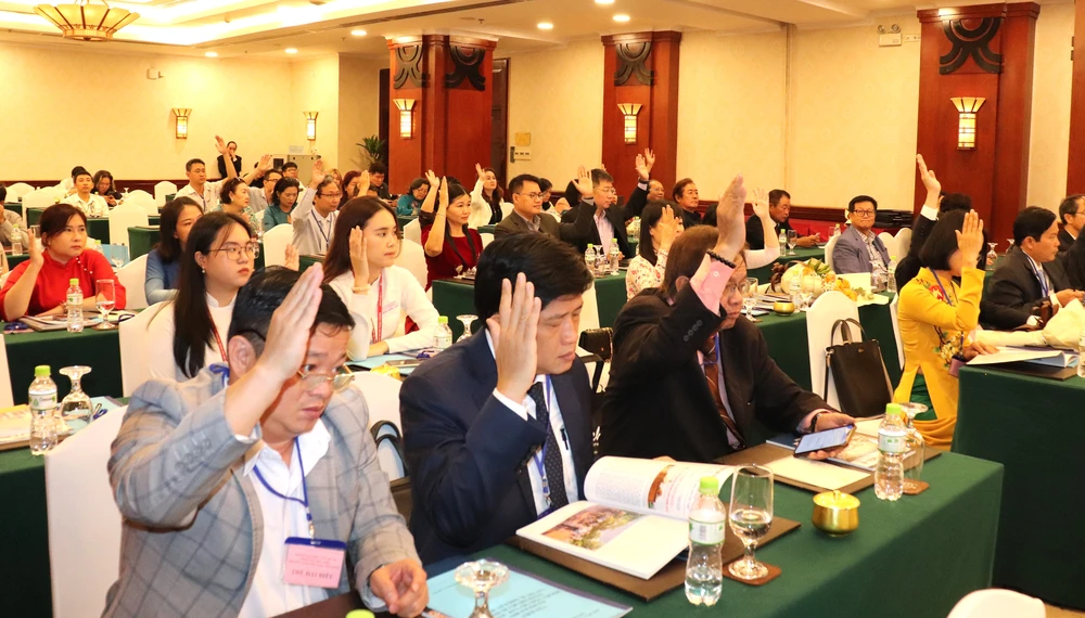 Các đại biểu biểu quyết thông qua Nghị quyết đại hội nhiệm kỳ 2023-2028 img-8579-1383.jpg