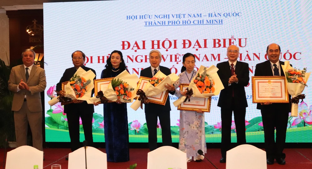 Trưởng Ban Tuyên giáo Thành ủy TPHCM Phan Nguyễn Như Khuê trao Bằng khen của UBND TPHCM đến các tập thể và cá nhân truong-ban-tuyen-giao-thanh-uy-tphcm-phan-nguyen-nhu-khue-trao-bang-khen-cua-ubnd-tphcm-den-cac-tap-the-va-ca-nhan-2442.jpg