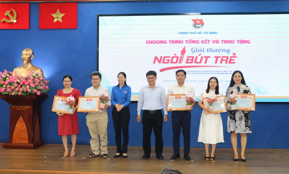 Trưởng Ban Dân vận Thành ủy TPHCM Nguyễn Mạnh Cường và Bí thư Thành đoàn TPHCM Phan Thị Thanh Phương trao giải A đến các tác giả, nhóm tác giả đạt Giải thưởng "Ngòi bút trẻ" năm 2023