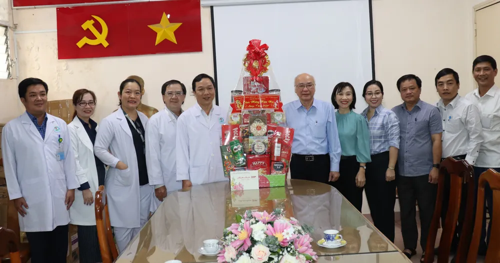 Trưởng Ban Tuyên giáo Thành ủy TPHCM Phan Nguyễn Như Khuê và các thành viên trong đoàn công tác chúc tết tại Bệnh viện quận 1 img-9398-4990.jpg