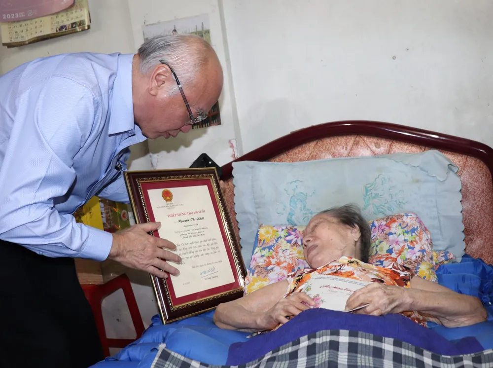 Đồng chí Phan Nguyễn Như Khuê trao thiếp mừng thọ 100 tuổi của Chủ tịch nước Võ Văn Thưởng đến cụ bà Nguyễn Thị Nhất img-9427-6534.jpg