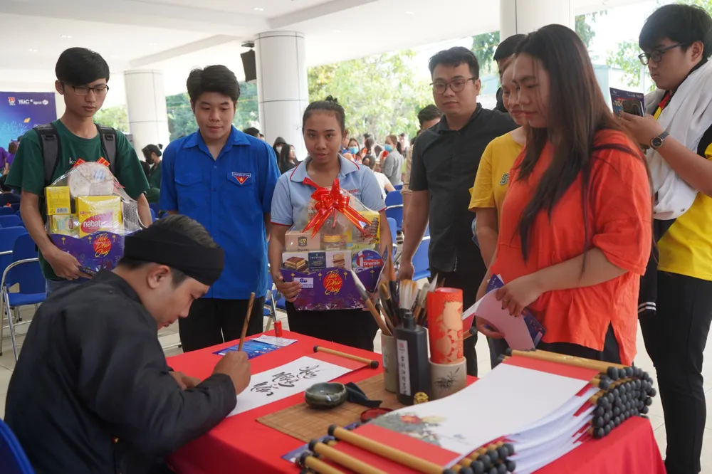 Xin chữ ông đồ tại chương trình hinh-1-384.jpg