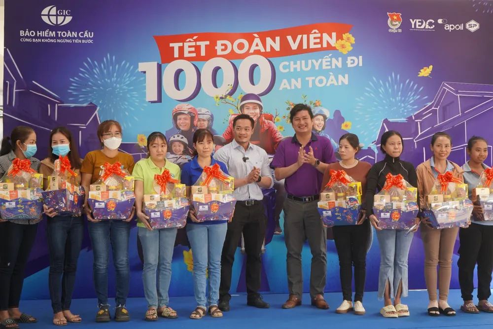 Công nhân khó khăn nhận quà chăm lo từ ban tổ chức chương trình hinh-2-5465.jpg