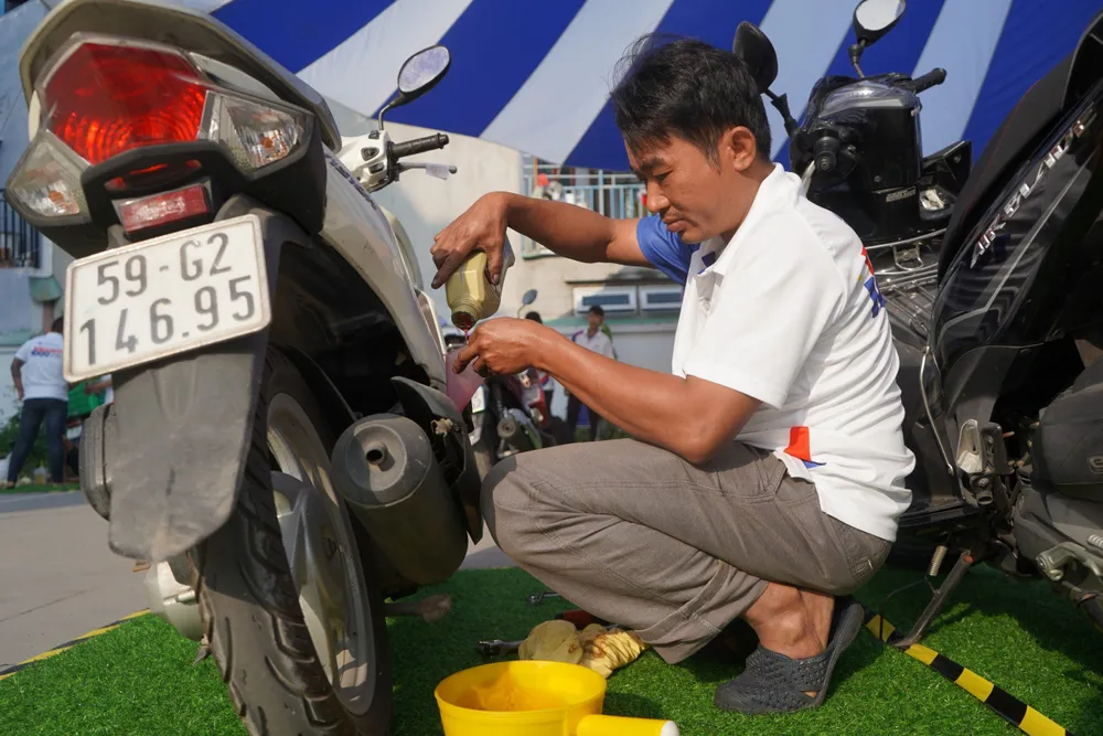 Những chiếc xe của công nhân được kiểm tra an toàn, thay nhớt miễn phí để về quê đón tết cùng gia đình hinh-4-6313.jpg