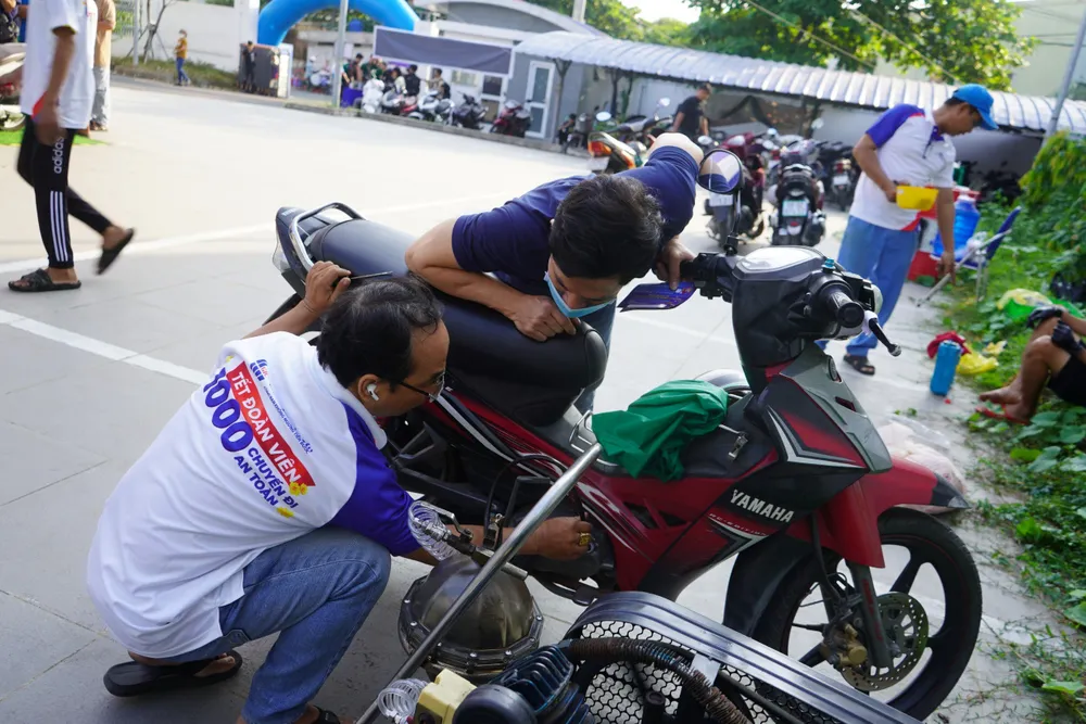 Chương trình "Tết đoàn viên" dự kiến thay nhớt 1.000 xe cho thanh niên công nhân hinh-6-7375.jpg