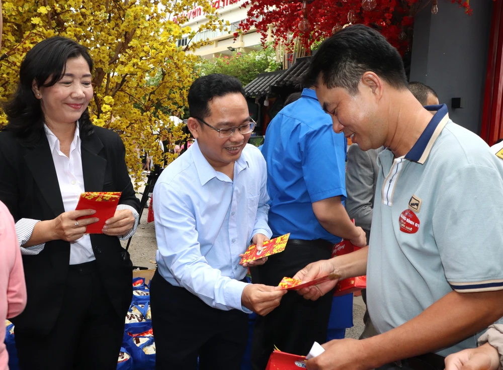 Phó Trưởng Ban Thường trực Ban Dân vận Thành ủy TPHCM Nguyễn Thị Bạch Mai và Phó Chủ tịch Ủy ban MTTQ Việt Nam TPHCM Phạm Minh Tuấn gửi quà và lời chúc bình an đến công nhân về quê trên "Chuyến xe mùa xuân"