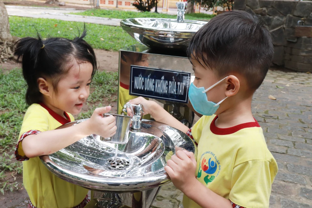 Trẻ em sử dụng nước sạch ở trụ nước uống tại vòi hinh-6-2440.jpg