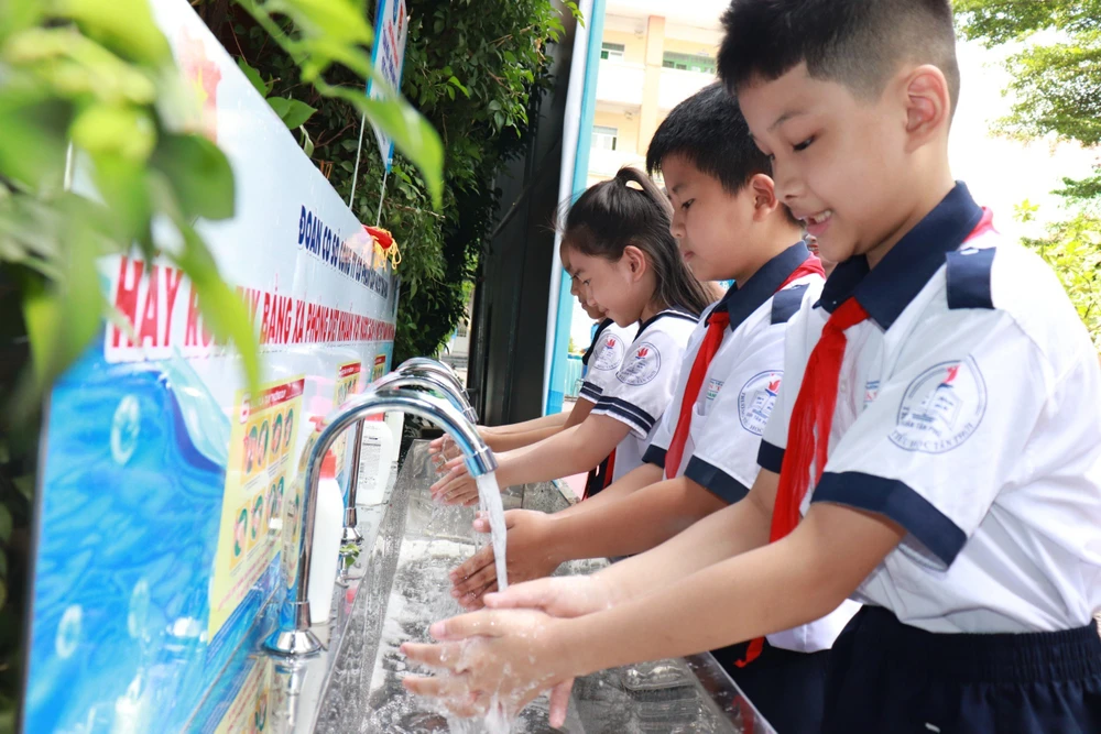 Niềm vui của học sinh khi được sử dụng nước sạch mát lành niem-vui-cua-cac-em-hoc-sinh-khi-duoc-su-dung-nuoc-sach-anh-dinh-bich-560.jpg