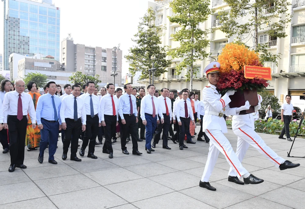 Đoàn đại biểu dâng hoa tưởng niệm Chủ tịch Hồ Chí Minh tại Công viên Tượng đài Chủ tịch Hồ Chí Minh. Ảnh: VIỆT DŨNG