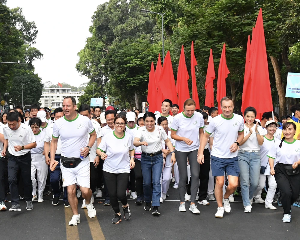 Ngày chạy Olympic vì sức khỏe toàn dân năm 2024 thu hút đông đảo người dân tại TPHCM và người nước ngoài tham gia. Ảnh: VIỆT DŨNG