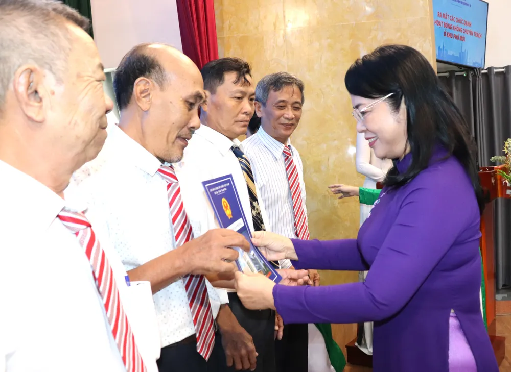 Chủ tịch Ủy ban MTTQ Việt Nam TPHCM Trần Kim Yến trao quyết định đến Ban điều hành các khu phố mới IMG_2050.JPG
