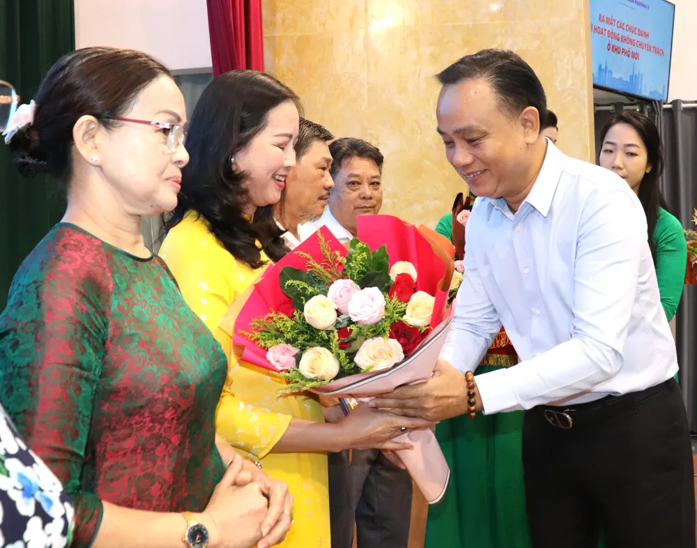 Chủ tịch UBND quận Phú Nhuận Nguyễn Đông Tùng trao hoa chúc mừng các thành viên Ban điều hành khu phố mới IMG_2061.JPG