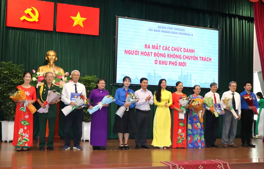 Bí thư Đảng ủy phường 9 quận Phú Nhuận Nguyễn Thị Thanh Thảo trao quyết định và chúc mừng Ban điều hành các khu phố mới IMG_2073.JPG