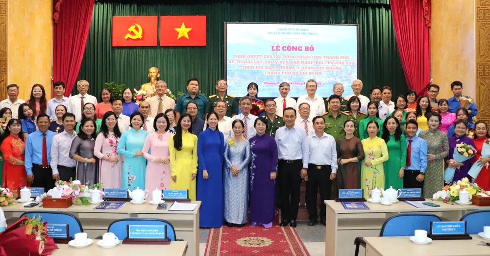 Chủ tịch Ủy ban MTTQ Việt Nam TPHCM Trần Kim Yến và Bí thư Quận ủy quận Phú Nhuận Phan Thị Thanh Phương chúc Ban điều hành các khu phố mới IMG_2080.JPG