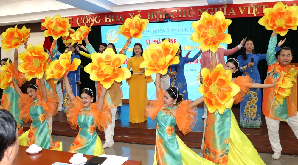 Một tiết mục biểu diễn nghệ thuật tại lễ phát động IMG_2417.JPG