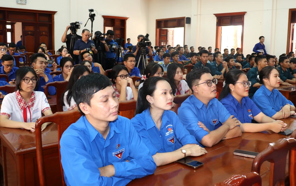 Tuổi trẻ TPHCM lắng nghe các chia sẻ của cô chú trực tiếp tham gia chiến đấu tại mặt trận Điện Biên Phủ 70 năm trước IMG_2431.JPG