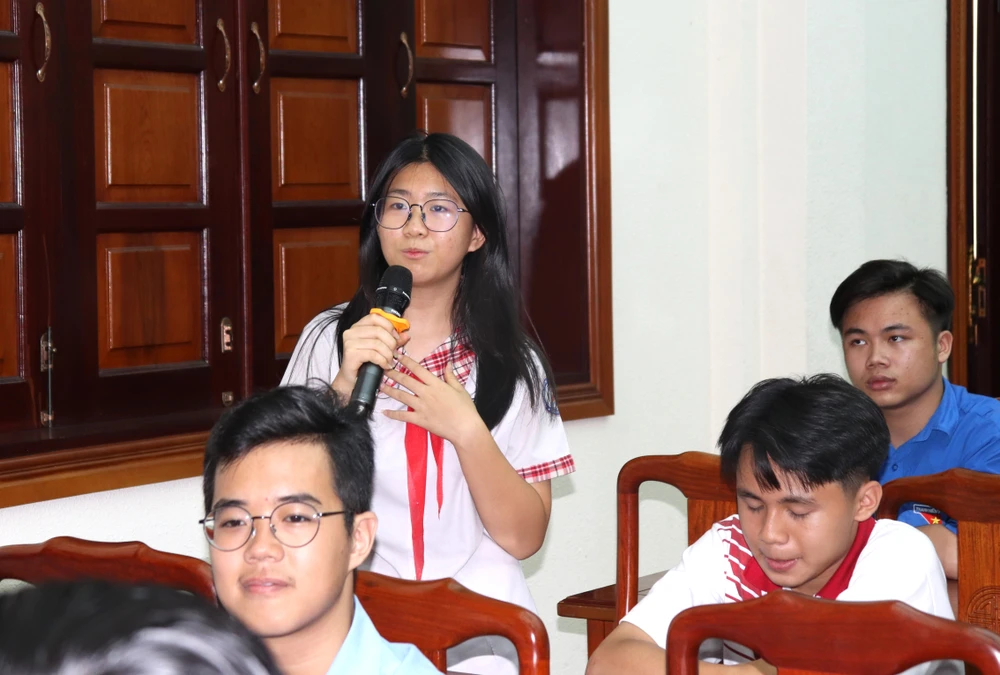Các bạn trẻ trao đổi, đặt câu hỏi cùng các chiến sĩ Điện Biên Phủ năm xưa IMG_2443.JPG