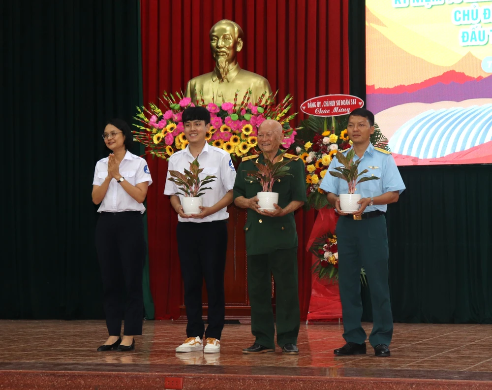 Phó Bí thư Thành Đoàn, Chủ tịch Hội Sinh viên Việt Nam TPHCM Trần Thu Hà trao cây cảm ơn các đại biểu tham gia buổi giao lưu IMG_2446.JPG