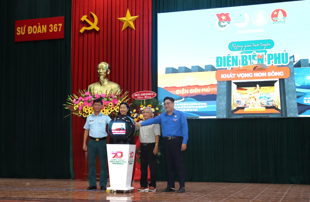 Các đại biểu thực hiện nghi thức khai mạc không gian trực tuyến “Điện Biên Phủ - Khát vọng non sông” IMG_2449.JPG