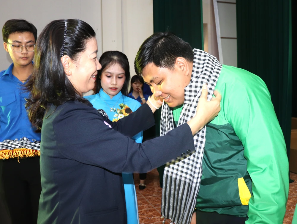 Phó Trưởng Ban Thường trực Ban Dân vận Thành ủy TPHCM Nguyễn Thị Bạch Mai trao khăn đến các thành viên tham gia hành trình “Điện Biên Phủ - Khát vọng non sông” IMG_2452.JPG