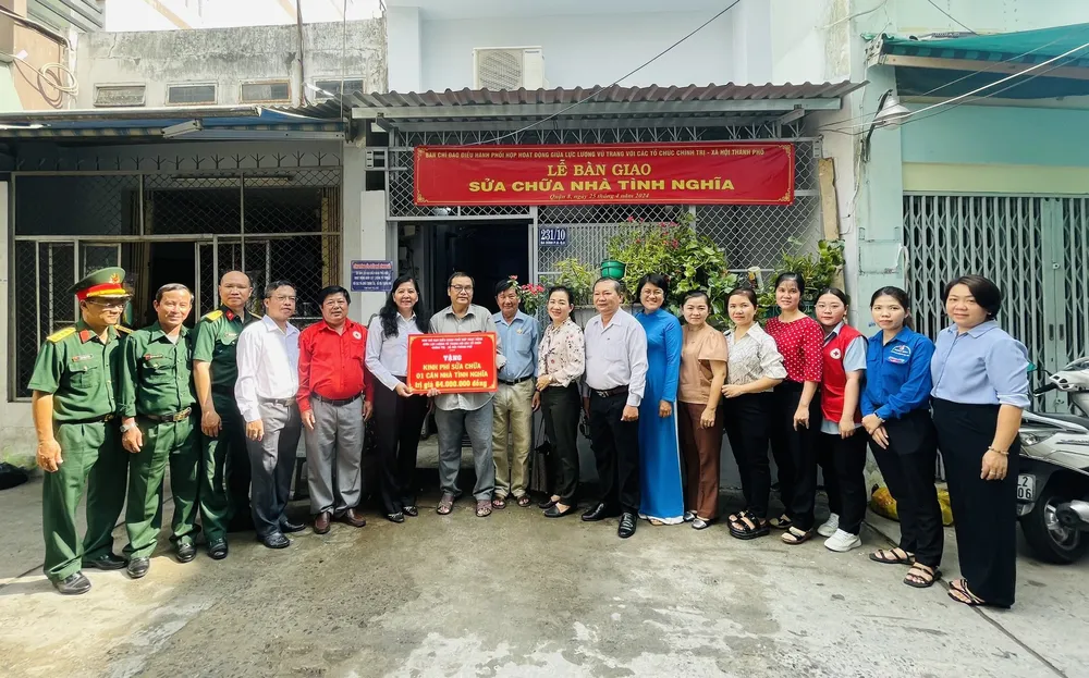 Đoàn bàn giao nhà tình nghĩa sáng 25-4 Hinh 1.jpg