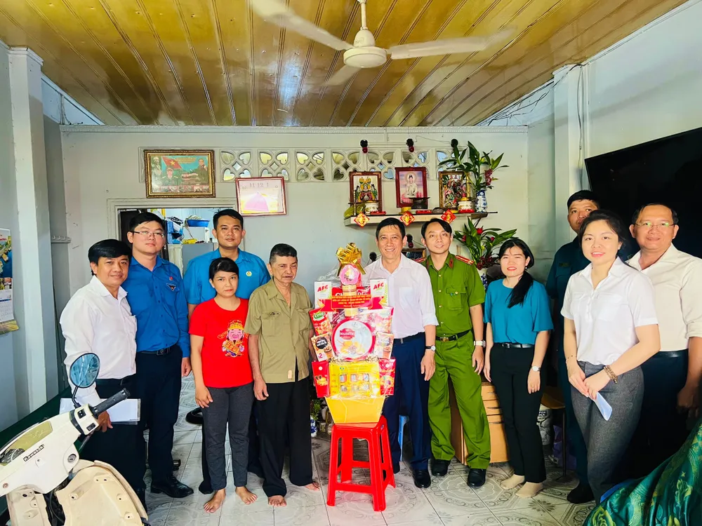 Đoàn thăm, tặng quà cho gia đình thương binh khó khăn tại quận 8 Hinh 2.jpg