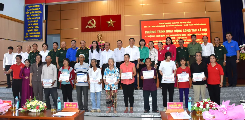 Trao tặng thẻ bảo hiểm y tế đến người khó khăn Hinh 4.JPG