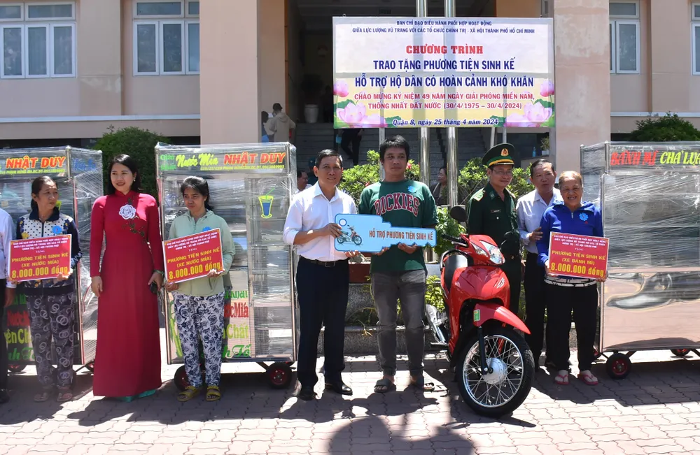 Trao phương tiện sinh kế đến người dân tại quận 8 Hinh 5.JPG