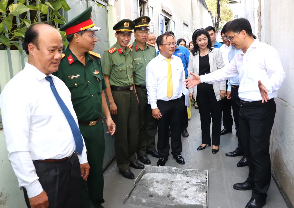 Đoàn trao đổi về tuyến hẻm vừa hoàn thành IMG_2507.JPG